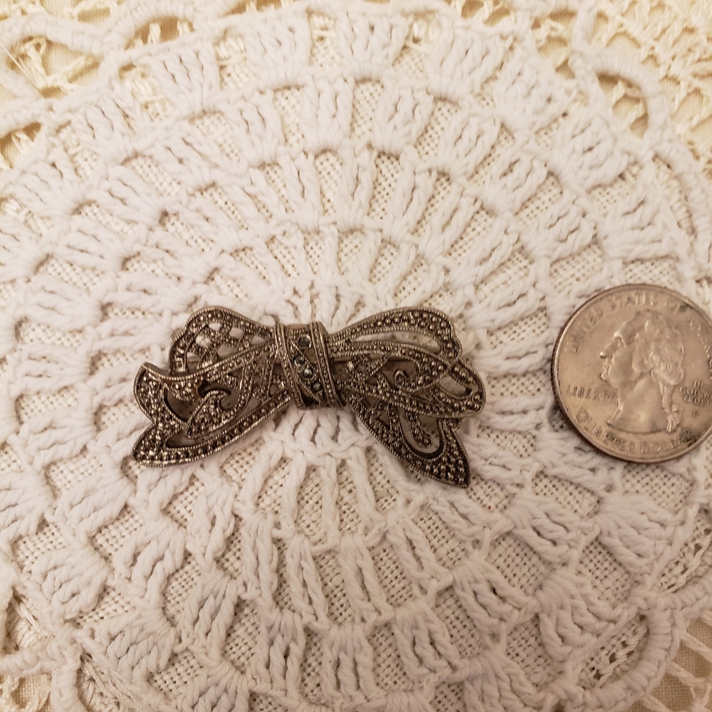 Bow Pin Brooch - Picture 2 of 3
